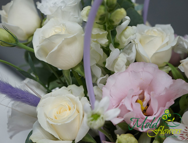 Фиолетовая сумочка с розами, эустомой, хризантемой Фото